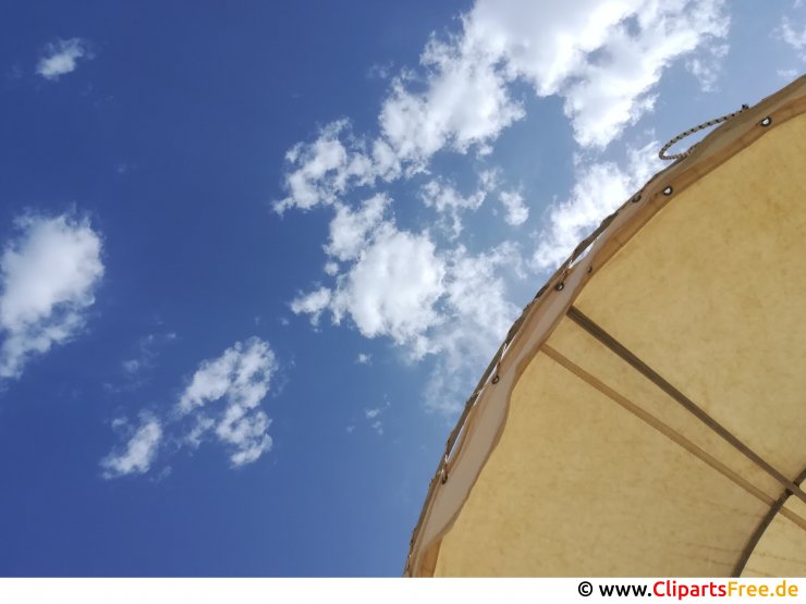 Sonnenschirm und blauer Himmel Foto kostenlos