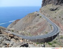 Autostrasse im Gebirge am Meerrand Foto, Bild gratis
