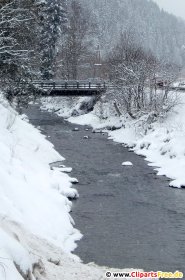 Řeka v zimním lese fotografie