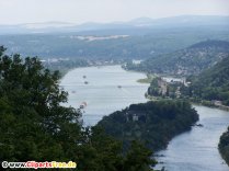 Fluss mit Schiffen Foto