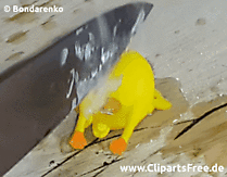 Gif Gummiente wird mit rotglühendem Messer geschnitten